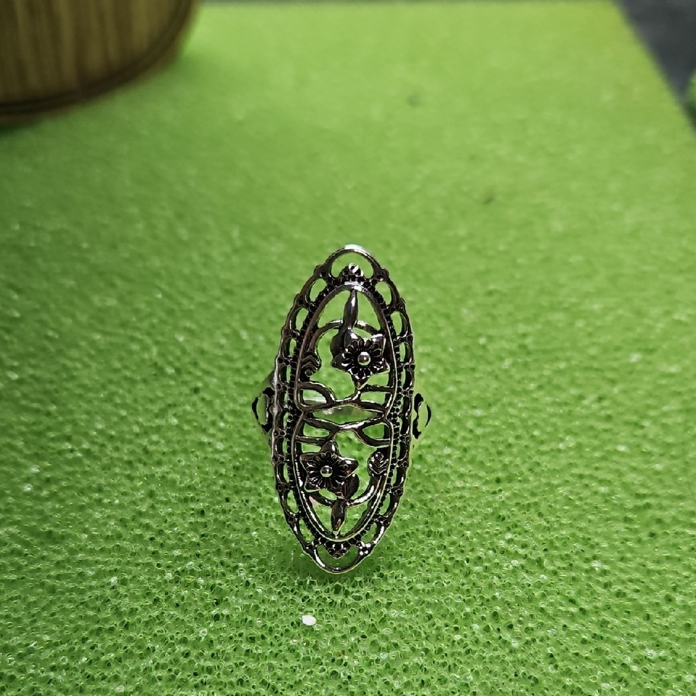 Elegant Silver Floral Ring